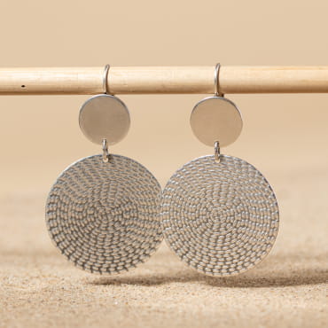 Retour de plage propose des bijoux fantaisie multicolore, blanc, sable, bleu nuit, turquoise, couleur ficelle, anthracite, ou autre alors choisissez les matières qui vous plaisent et les textures que vous aimez.