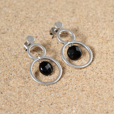 Retour de plage propose des bijoux fantaisie fabriqués avec des matériaux de qualité : céramique, lin, perles de verre, hématite, quartz, amazonite, perles de rivière, nacre, perle de jade, lapis lazuli, perles de culture, pierre de sable, etc.