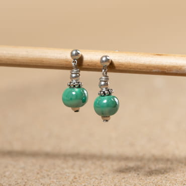 Découvrez les boucles d’oreilles Lustre, un bijou marin fabriqué en France sur l’Île d’Oléron par des monteuses qualifiées.