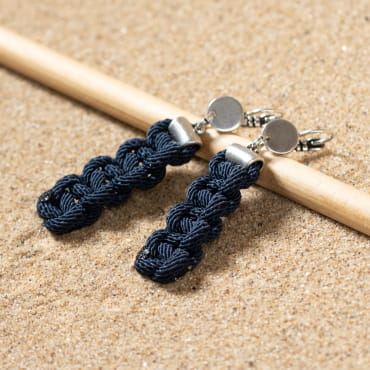 Découvrez les boucles d’oreilles Marin, un bijou marin fabriqué en France sur l’Île d’Oléron par des monteuses qualifiées.