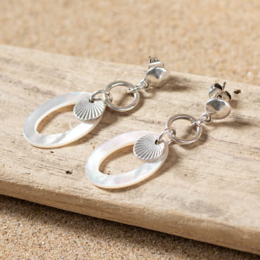 Découvrez les boucles d’oreilles Roxane, un bijou marin fabriqué en France sur l’Île d’Oléron par des monteuses qualifiées.