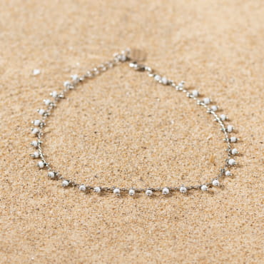 Les bijoux Retour de plage sont des bijoux fantaisie authentiques et uniques faits de perles naturelles qui racontent une histoire de nature ou d’océan à partager en famille ou entre amis.