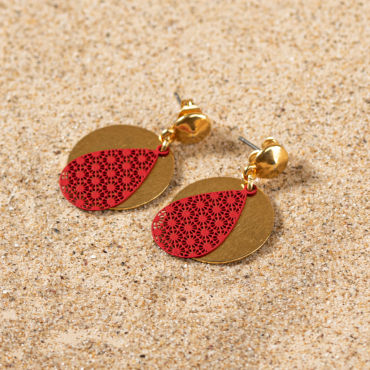 Découvrez les boucles d’oreilles Larme, un bijou marin fabriqué en France sur l’Île d’Oléron par des monteuses qualifiées.