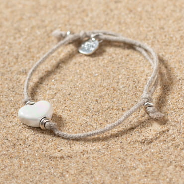 Retour de plage, une entreprise locale engagée dans le développement durable qui créée et fabrique des bijoux fantaisies made in France sur l’Île d’Oléron.