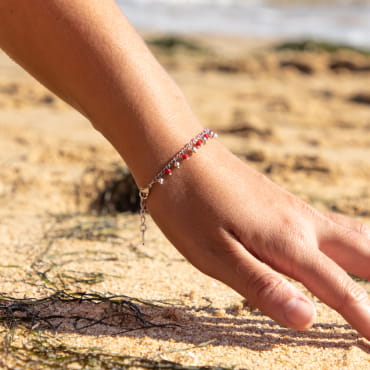 Retour de plage propose des bijoux fantaisie fabriqués avec des matériaux de qualité : céramique, lin, perles de verre, hématite, quartz, amazonite, perles de rivière, nacre, perle de jade, lapis lazuli, perles de culture, pierre de sable, etc.
