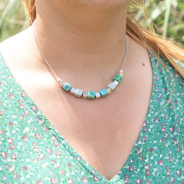 Les bijoux Retour de plage sont des bijoux fantaisie authentiques et uniques faits de perles naturelles qui racontent une histoire de nature ou d’océan à partager en famille ou entre amis.