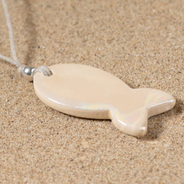 Découvrez Oro, un bijou inspiré de l’océan fabriqué artisanalement sur l’île d’Oléron.