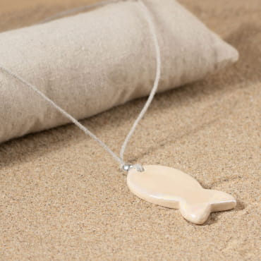 Retour de plage propose des bijoux fantaisie multicolore, blanc, sable, bleu nuit, turquoise, couleur ficelle, anthracite, ou autre alors choisissez les matières qui vous plaisent et les textures que vous aimez.