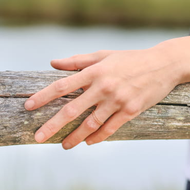 Bague fine en métal argenté, style sobre et élégant. Fabriquée en France.