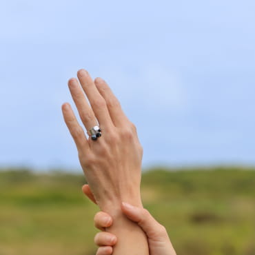 Bague Pampille en métal argenté avec pampille noire, fabrication artisanale française.