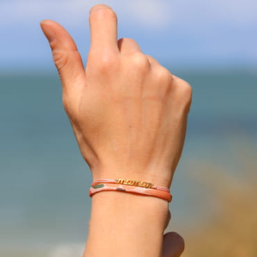 Bracelet pour femme Maman en métal argenté, cordon tressé violet et perles coordonnées. Fabrication artisanale française.