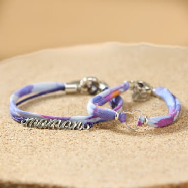 Duo de bracelets Maman pour maman et sa fille en métal doré et tissu violet.