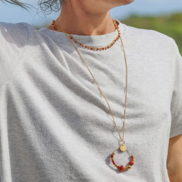 Sautoir Mirage doré et rouge avec des détails perles. Fabrication française.