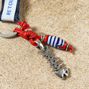 Zoom sur les détails du porte-clés Maroni rouge – création artisanale française