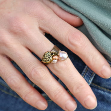 Bague Brunelle bronze, cabochon saumon nacré, touche rétro et féminine