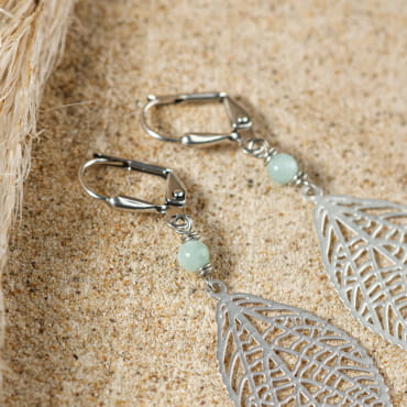 Boucles d’oreilles Alisier vert d’eau, montées sur tiges argentées – création française