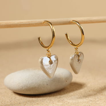 Boucles Debra dorées à l’or fin avec perles beige, allure naturelle et élégante.