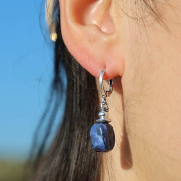 Boucles Mireille bleu marine portées avec élégance – bijou artisanal argenté