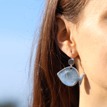 Boucles d’oreilles Thermale argentées, portées avec élégance – fabrication artisanale française