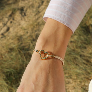 Bracelet Caline beige et doré au poignet, bijou fait main Origine France Garantie