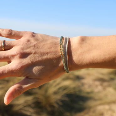 Bracelet Marennes vert et doré porté, bijou lumineux fabriqué en France