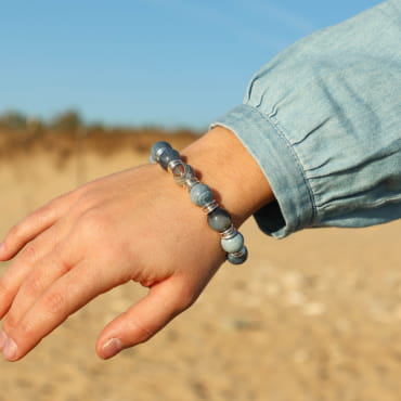 Bracelet Minke bleu montana et argenté au poignet – bijou fait main sur l’Île d’Oléron