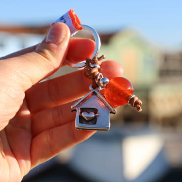 Porte-clés coloré en perles orange et éléments argentés, bijou fabriqué en France