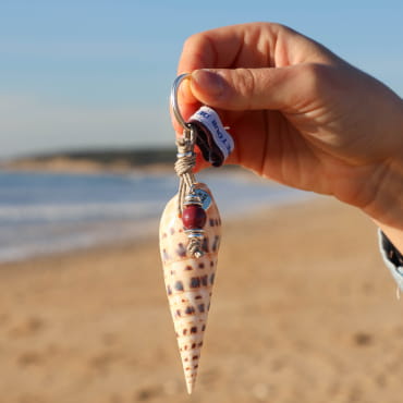 Porte-clés en coquillage et perles beige et métal argenté, création artisanale française
