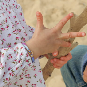Bracelet maman doré et cordon violet, bijou marin Retour de Plage made in France.
