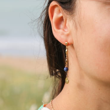 Boucles Casta dorées à l’or fin et perles bleu dur, création française élégante et marine.