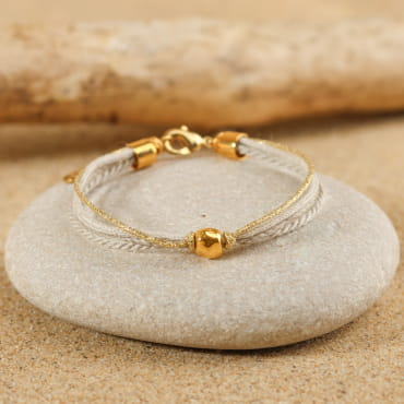 Bracelet en lin et perles dorées. Marido : fabrication française.