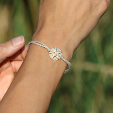 Bracelet Nerina doré à l’or fin et perles blanc cassé, bijou artisanal français délicat.