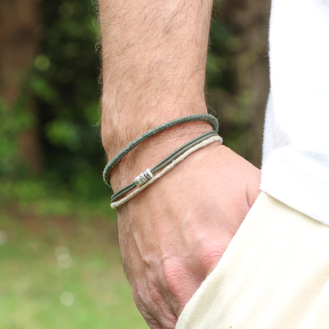 Bracelet homme sur très belle main d'homme Aride en métal plaqué argent avec tressage kaki et perles multicolores, fabrication artisanale française.