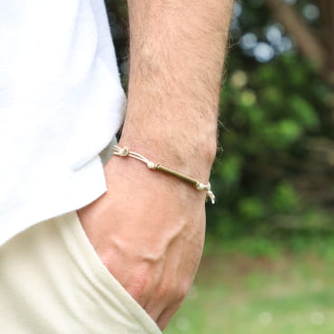 Bracelet homme Gary en métal bronze et cordon beige, bijou artisanal fabriqué en France.