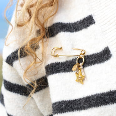 Broche Rive dorée à l’or fin et fleur blanc cassé, bijou artisanal français élégant.