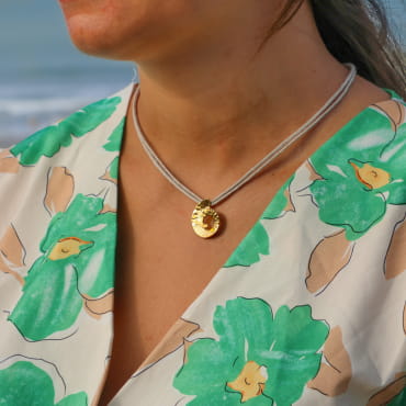 Collier Cyclone doré à l’or fin et lien lin, bijou artisanal français marin.