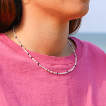 Collier Ginevra en métal plaqué argent et perles multicolores, bijou artisanal français lumineux.