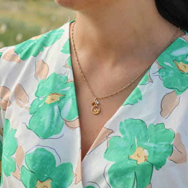 Collier Mascaret doré à l’or fin et perles marron, bijou artisanal français aux teintes naturelles.