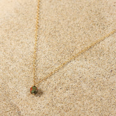 Collier Soft doré à l’or fin et perles vert multicolores, bijou artisanal français lumineux.