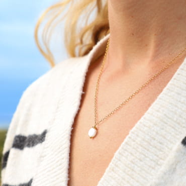 Collier Soft doré à l’or fin et perle blanche, bijou artisanal français intemporel.