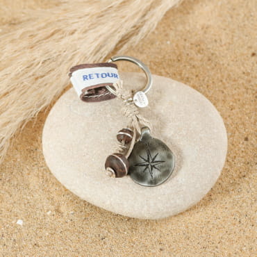 Porte-clés Blackpearl en métal plaqué argent et perle noire, bijou artisanal français chic.