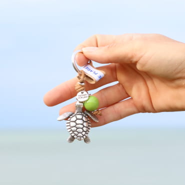 Porte-clés Lente en métal plaqué argent et perle beige, bijou artisanal français élégant.