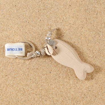 Porte-clés Pilou argenté et perle beige, création française raffinée.