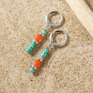 Boucles Punch argentées et perles multicolores, création artisanale française inspirée par l’océan.