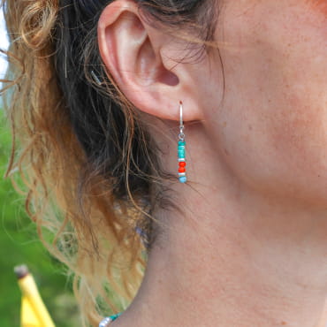 Boucles Punch argentées et perles multicolores, création artisanale française inspirée par la mer.