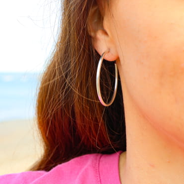 Boucles Creolla argentées, bijou artisanal français au style intemporel.