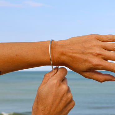 Bracelet Lima en métal plaqué argent, bijou artisanal français au style minimaliste.