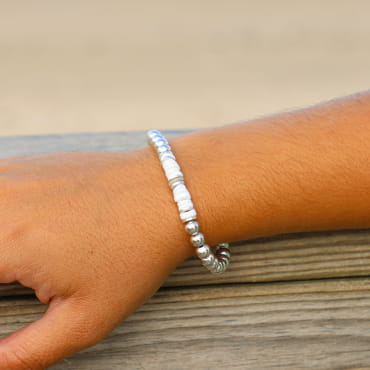 Bracelet Session en métal plaqué argent et perles blanches, création française élégante.