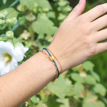 Bracelet Nath doré et perles turquoise, création française au style marin lumineux.