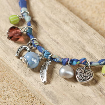 Collier Annaé en métal plaqué argent et perles bleu multicolores, bijou artisanal français au style estival.